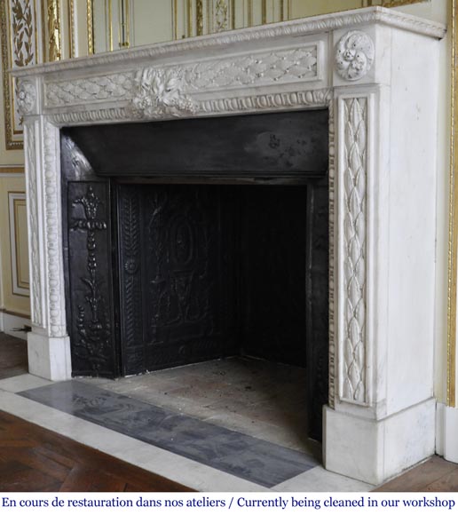 Antique Louis XVI period fireplace in Carrara marble decorated with grapevines and grapes Antique Louis XVI period fireplace in Carrara marble decorated with grapevines and grapes-9