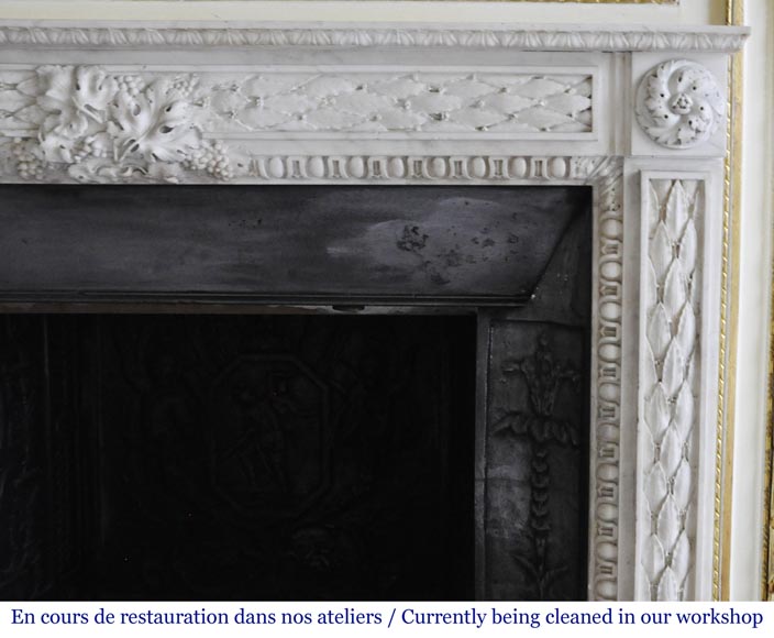 Antique Louis XVI period fireplace in Carrara marble decorated with grapevines and grapes Antique Louis XVI period fireplace in Carrara marble decorated with grapevines and grapes-10