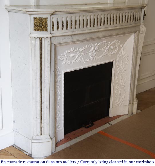 Antique Louis XVI style fireplace mantel in Carrara marble with bronze ornaments Antique Louis XVI style fireplace mantel in Carrara marble with bronze ornaments-2
