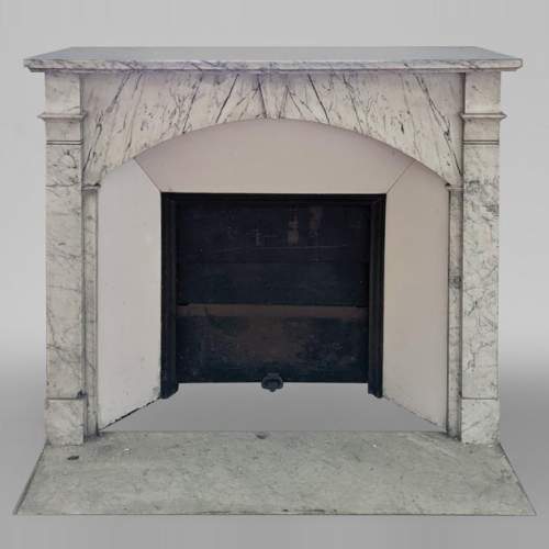 Small and original mantel with a rounded entablature in Arabescato marble