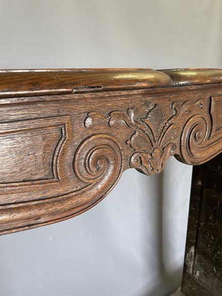 Carved oak mantel from the 18th century Carved oak mantel from the 18th century-2
