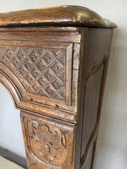 Carved oak mantel from the 18th century Carved oak mantel from the 18th century-7