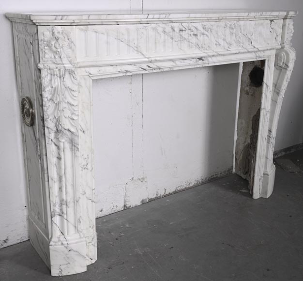 Louis XVI style curved fireplace in Arabescato marble, with rudenture and acanthus leaf Louis XVI style curved fireplace in Arabescato marble, with rudenture and acanthus leaf-3