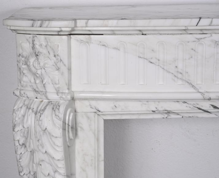Louis XVI style curved fireplace in Arabescato marble, with rudenture and acanthus leaf Louis XVI style curved fireplace in Arabescato marble, with rudenture and acanthus leaf-4