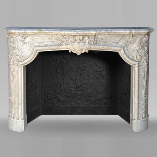 Exceptional Napoleon III period mantel in veined Carrara marble, adorned with a rich décor of palmettes and arabesques.