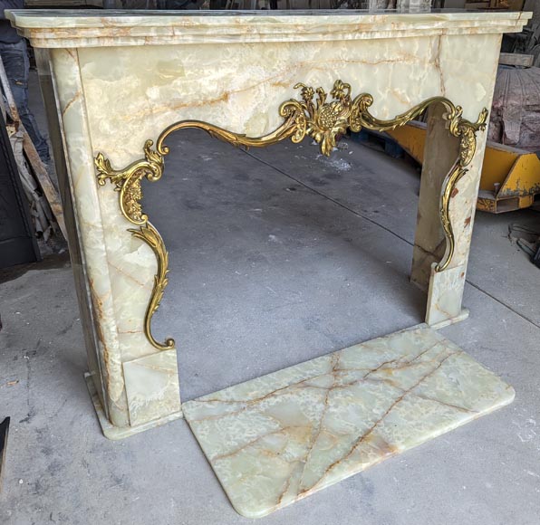 Decorative mantel in onyx Decorative mantel in onyx-3