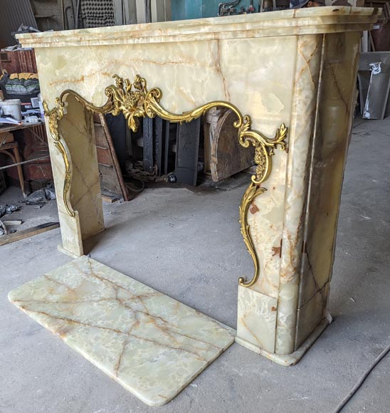 Decorative mantel in onyx Decorative mantel in onyx-7