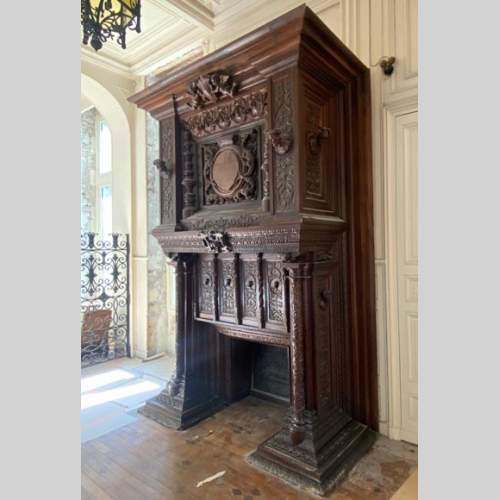 Important Neo-Renaissance syle mantel carved in walnut wood and oak