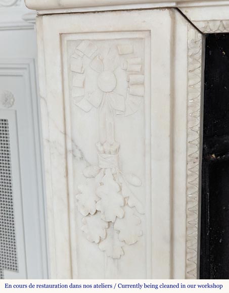 Large Louis XVI period statuary marble mantel with foliage décor Large Louis XVI period statuary marble mantel with foliage décor -6
