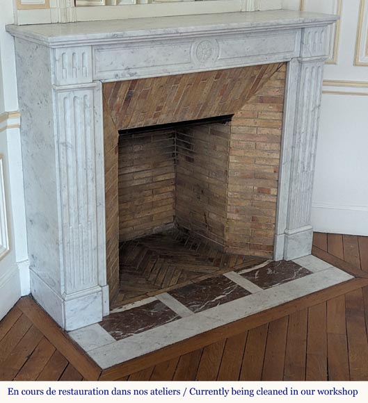 Louis XVI style mantel in Carrara marble adorned with a sunflower Louis XVI style mantel in Carrara marble adorned with a sunflower-2