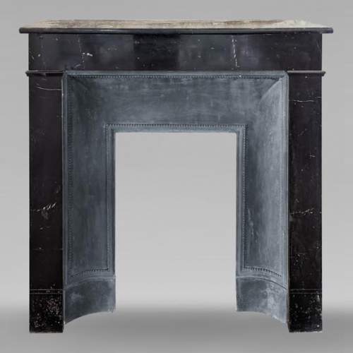 Cheminée de style Napoléon III en marbre noir moucheté