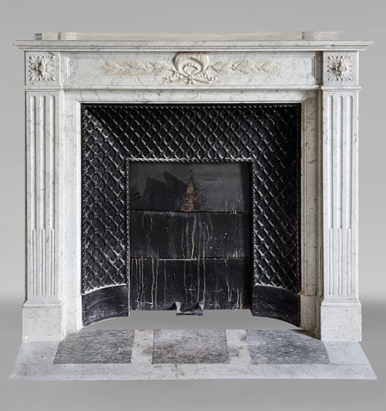 Louis XVI mantel in Carrara marble adorned with a laurel wreath Louis XVI mantel in Carrara marble adorned with a laurel wreath-0