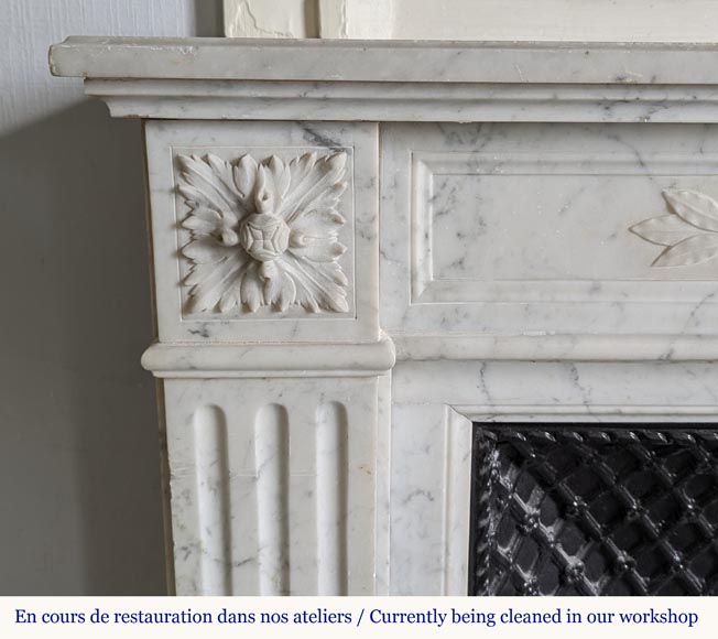 Louis XVI mantel in Carrara marble adorned with a laurel wreath Louis XVI mantel in Carrara marble adorned with a laurel wreath-3