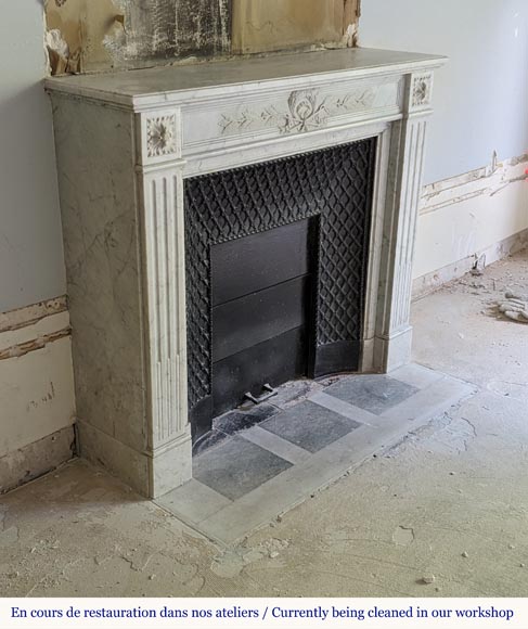 Louis XVI style Carrara marble mantel decorated with a laurel wreath Louis XVI style Carrara marble mantel decorated with a laurel wreath-2