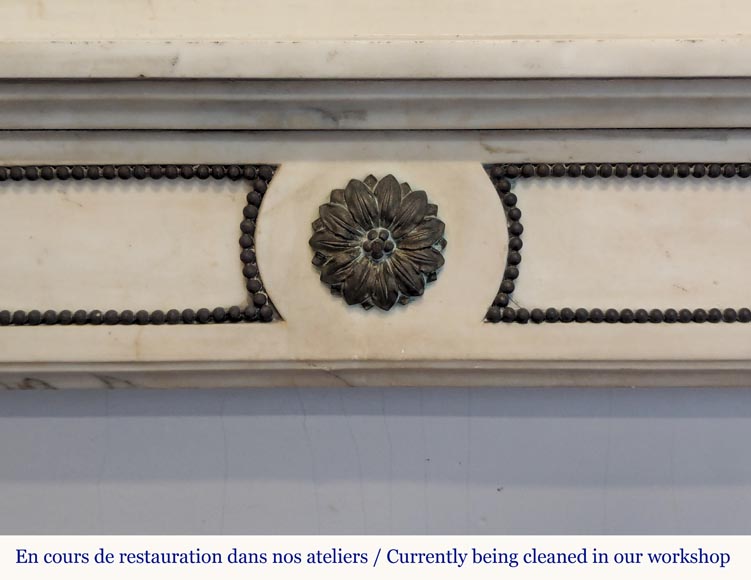 Louis XVI style mantel with rounded corners in statuary marble decorated in bronze Louis XVI style mantel with rounded corners in statuary marble decorated in bronze-1