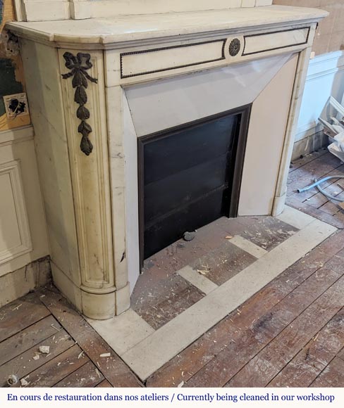 Louis XVI style mantel with rounded corners in statuary marble decorated in bronze Louis XVI style mantel with rounded corners in statuary marble decorated in bronze-2
