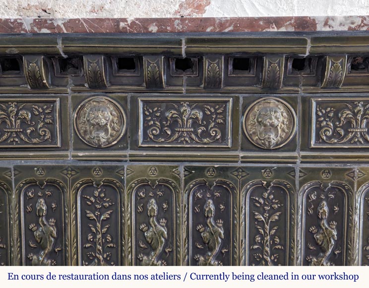 Large Napoleon III style stove in green earthenware decorated with salamanders Large Napoleon III style stove in green earthenware decorated with salamanders-1