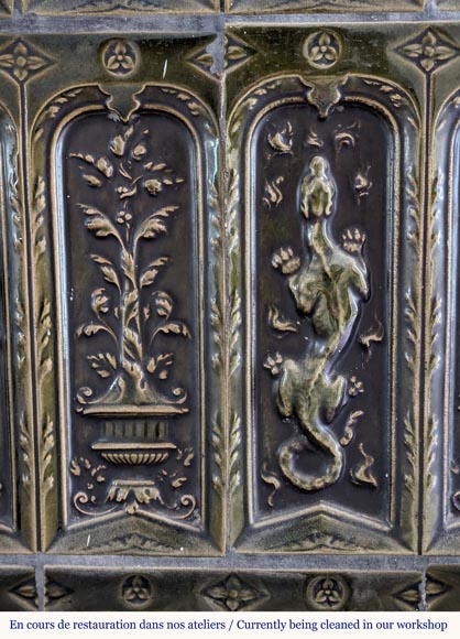 Large Napoleon III style stove in green earthenware decorated with salamanders Large Napoleon III style stove in green earthenware decorated with salamanders-3