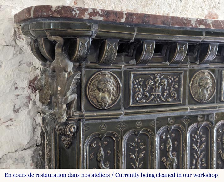 Large Napoleon III style stove in green earthenware decorated with salamanders Large Napoleon III style stove in green earthenware decorated with salamanders-5
