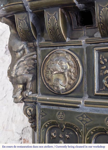 Large Napoleon III style stove in green earthenware decorated with salamanders Large Napoleon III style stove in green earthenware decorated with salamanders-6