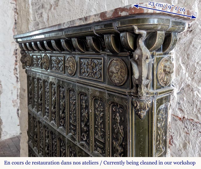 Large Napoleon III style stove in green earthenware decorated with salamanders Large Napoleon III style stove in green earthenware decorated with salamanders-9