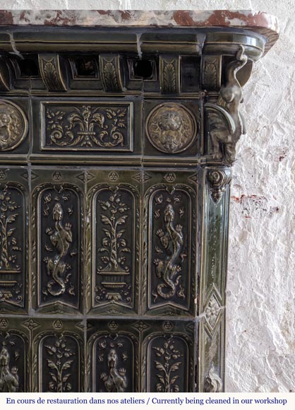 Large Napoleon III style stove in green earthenware decorated with salamanders Large Napoleon III style stove in green earthenware decorated with salamanders-10