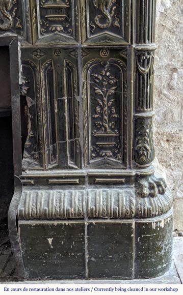 Large Napoleon III style stove in green earthenware decorated with salamanders Large Napoleon III style stove in green earthenware decorated with salamanders-12