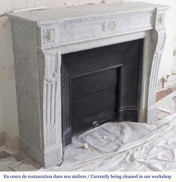 Cheminée de style Louis XVI en marbre de Carrare ornée d'un tournesol Cheminée de style Louis XVI en marbre de Carrare ornée d'un tournesol-2