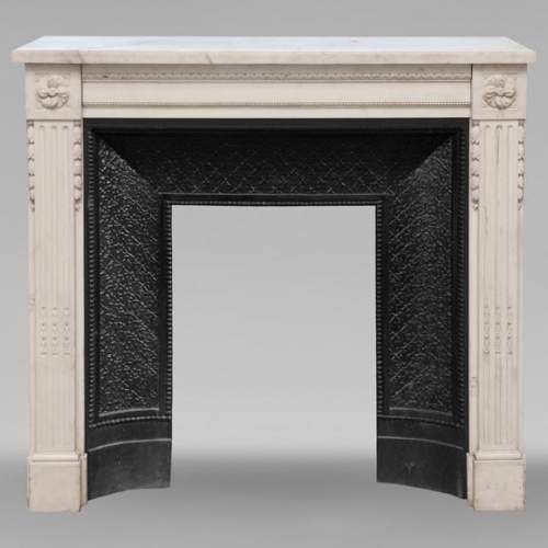 Cheminée de style Louis XVI en marbre demi statuaire