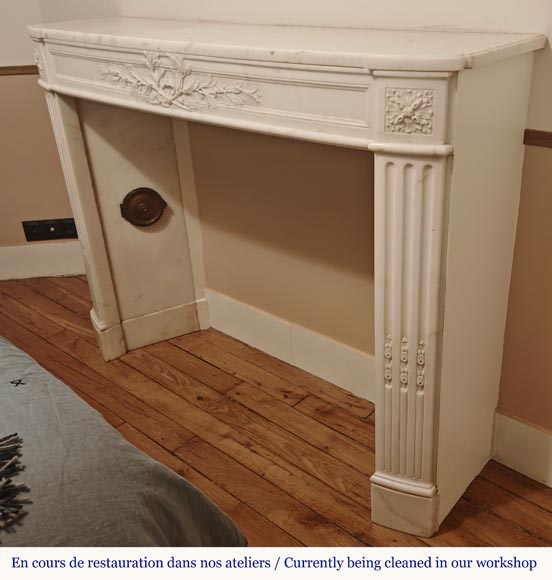 Louis XVI style curved mantel decorated with a laurel wreath Louis XVI style curved mantel decorated with a laurel wreath-7