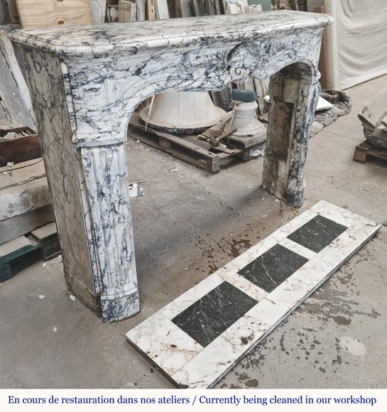 Large Louis XV style fireplace decorated with a large shell, in Seravezza marble Large Louis XV style fireplace decorated with a large shell, in Seravezza marble-5
