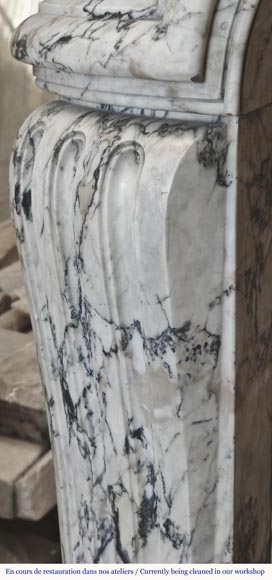 Large Louis XV style fireplace decorated with a large shell, in Seravezza marble Large Louis XV style fireplace decorated with a large shell, in Seravezza marble-7