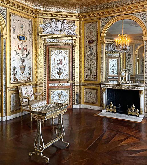 Very beautiful antique Louis XVI style fireplace in Statuary Carrara marble with quiver-shaped columns, after the model from the Chateau of Fontainebleau Very beautiful antique Louis XVI style fireplace in Statuary Carrara marble with quiver-shaped columns, after the model from the Chateau of Fontainebleau-2