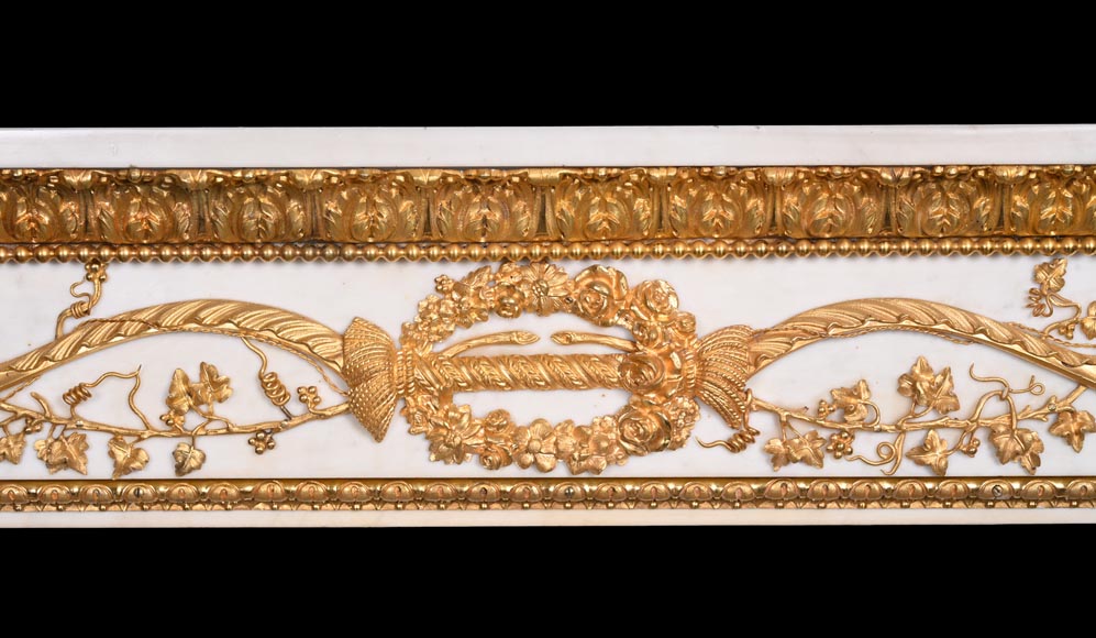 Very beautiful antique Louis XVI style fireplace in Statuary Carrara marble with quiver-shaped columns, after the model from the Chateau of Fontainebleau Very beautiful antique Louis XVI style fireplace in Statuary Carrara marble with quiver-shaped columns, after the model from the Chateau of Fontainebleau-3