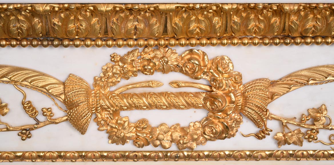 Very beautiful antique Louis XVI style fireplace in Statuary Carrara marble with quiver-shaped columns, after the model from the Chateau of Fontainebleau Very beautiful antique Louis XVI style fireplace in Statuary Carrara marble with quiver-shaped columns, after the model from the Chateau of Fontainebleau-4