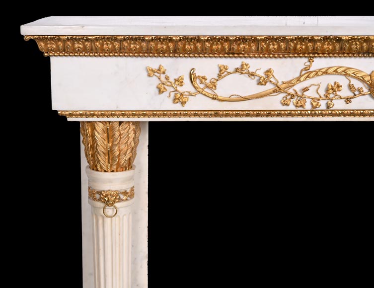 Very beautiful antique Louis XVI style fireplace in Statuary Carrara marble with quiver-shaped columns, after the model from the Chateau of Fontainebleau Very beautiful antique Louis XVI style fireplace in Statuary Carrara marble with quiver-shaped columns, after the model from the Chateau of Fontainebleau-5