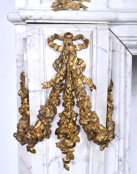 Louis XVI-Style Fireplace in Carrara Marble with Gilt Bronze Decoration Louis XVI-Style Fireplace in Carrara Marble with Gilt Bronze Decoration-5