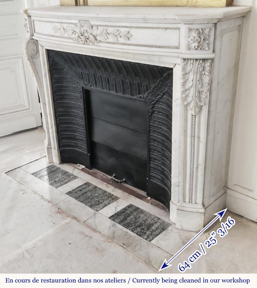 Curved Louis XVI style fireplace with beaded decoration, in semi-statuary marble. Curved Louis XVI style fireplace with beaded decoration, in semi-statuary marble.-8