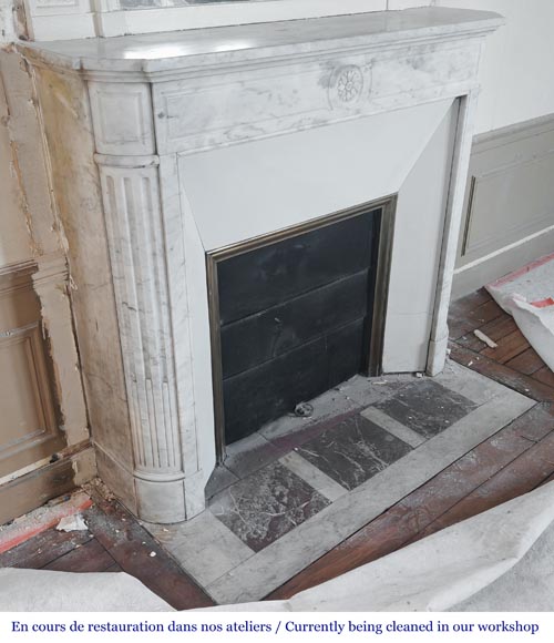 Louis XVI style fireplace in Carrara marble with rounded corners Louis XVI style fireplace in Carrara marble with rounded corners-2