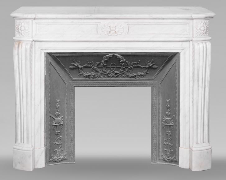Louis XVI style fireplace in Carrara marble, slightly curved Louis XVI style fireplace in Carrara marble, slightly curved-0