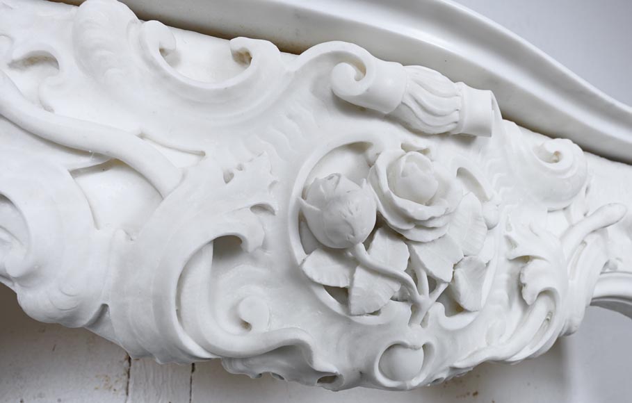 Late 18th-century Venetian fireplace in statuary marble, featuring animal ornamentation-2