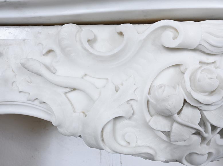 Late 18th-century Venetian fireplace in statuary marble, featuring animal ornamentation-3