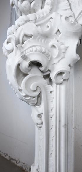 Late 18th-century Venetian fireplace in statuary marble, featuring animal ornamentation-10