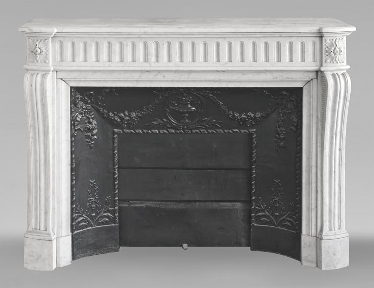 Louis XVI style curved mantelpiece in Carrara marble, featuring fluted decoration Louis XVI style curved mantelpiece in Carrara marble, featuring fluted decoration-0