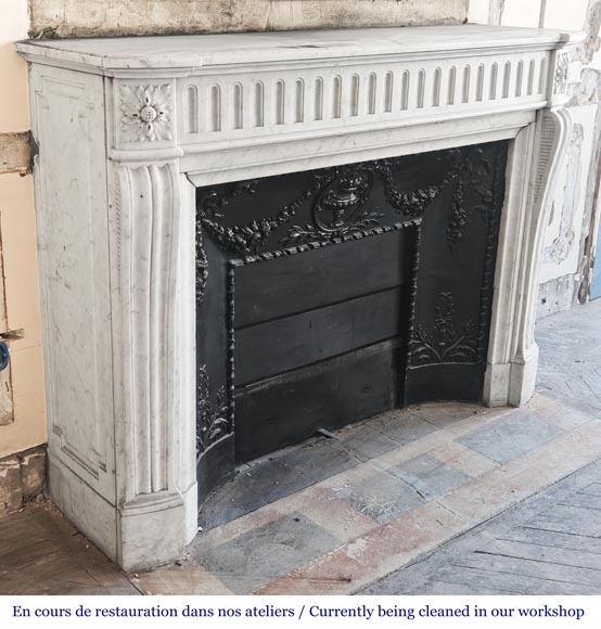 Louis XVI style curved mantelpiece in Carrara marble, featuring fluted decoration Louis XVI style curved mantelpiece in Carrara marble, featuring fluted decoration-2