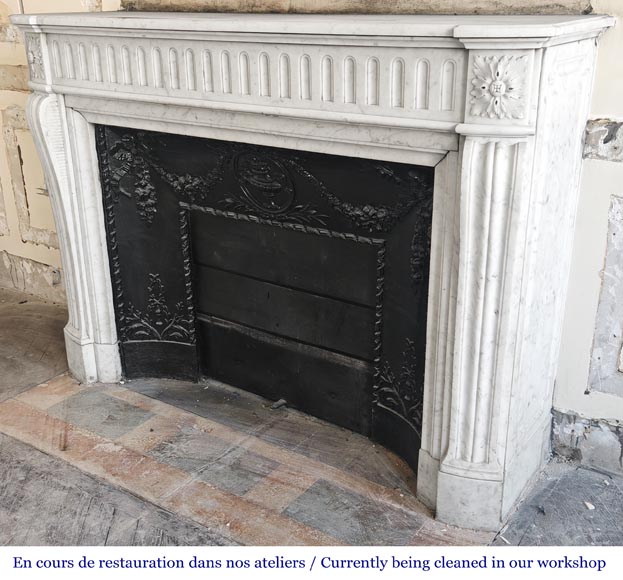 Louis XVI style curved mantelpiece in Carrara marble, featuring fluted decoration Louis XVI style curved mantelpiece in Carrara marble, featuring fluted decoration-5