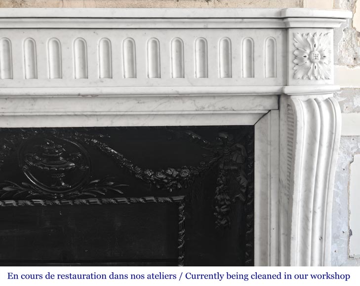 Louis XVI style curved mantelpiece in Carrara marble, featuring fluted decoration Louis XVI style curved mantelpiece in Carrara marble, featuring fluted decoration-6