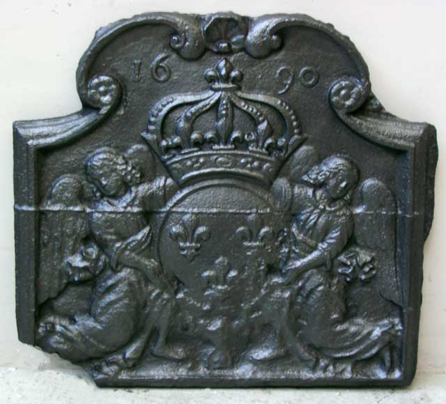 Fireback with 2 angels holding a coat of arms from 1690. Fireback with 2 angels holding a coat of arms from 1690.-0