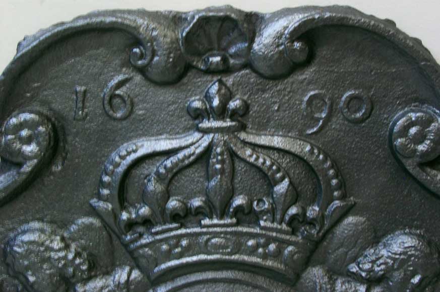 Fireback with 2 angels holding a coat of arms from 1690. Fireback with 2 angels holding a coat of arms from 1690.-1