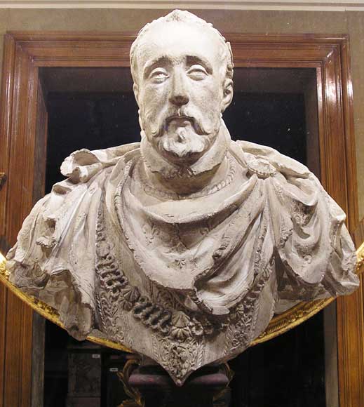 Four busts of Kings of France, former Beistegui collection Four busts of Kings of France, former Beistegui collection-1